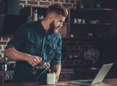 yakışıklı bir adam evde