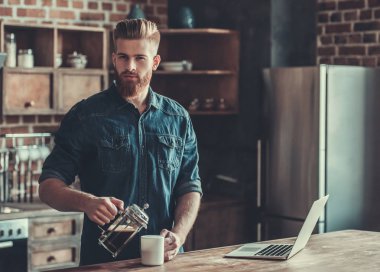 yakışıklı bir adam evde