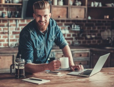 yakışıklı bir adam evde