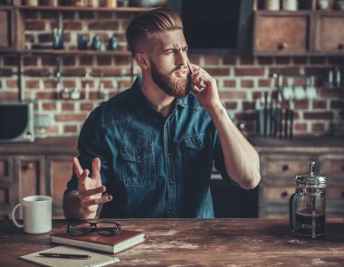 yakışıklı bir adam evde