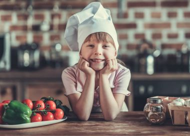 küçük kız mutfakta