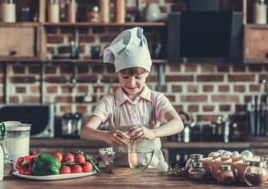 küçük kız mutfakta