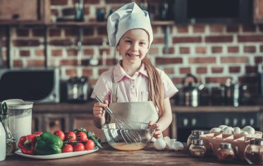 küçük kız mutfakta