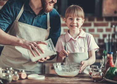 Baba ve kızı yemek