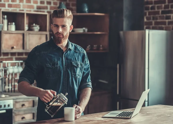 yakışıklı bir adam evde