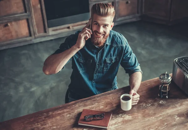 yakışıklı bir adam evde