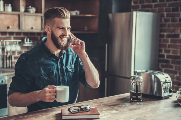 yakışıklı bir adam evde