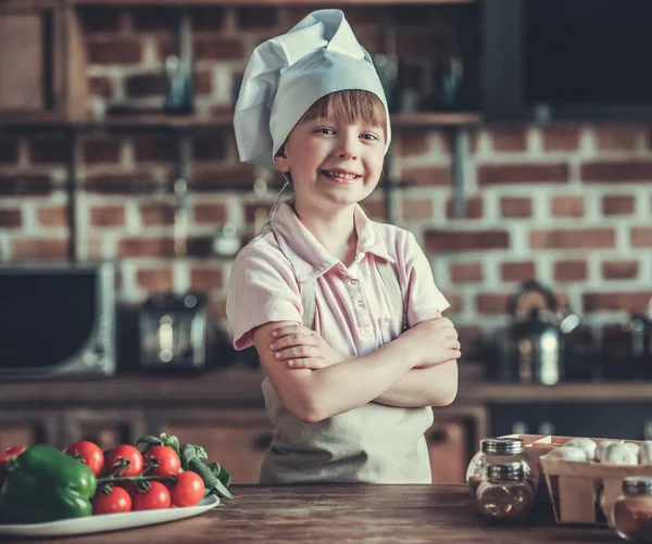 Fetiță în bucătărie — Fotografie, imagine de stoc