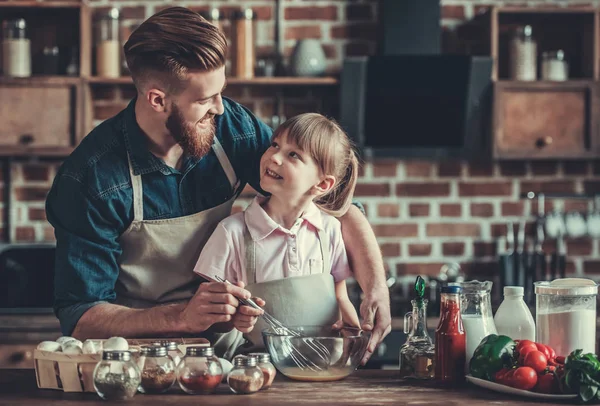 Pai e filha cozinhar — Fotografia de Stock