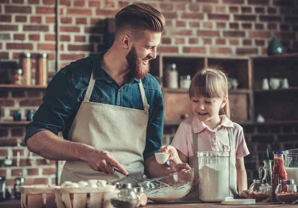 Baba ve kızı yemek
