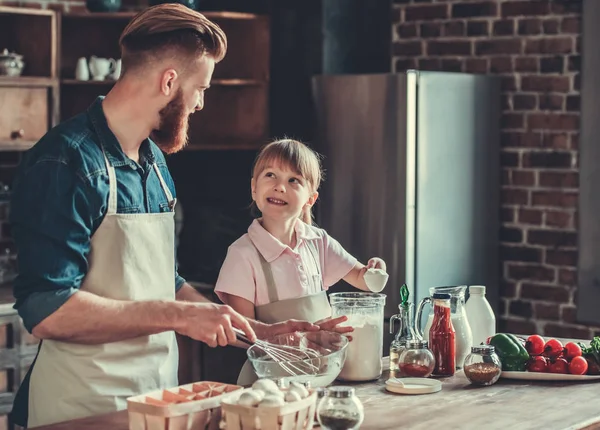 Pappa och dotter matlagning — Stockfoto