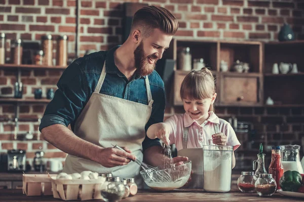 Pappa och dotter matlagning — Stockfoto