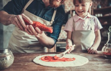 Baba ve kızı yemek