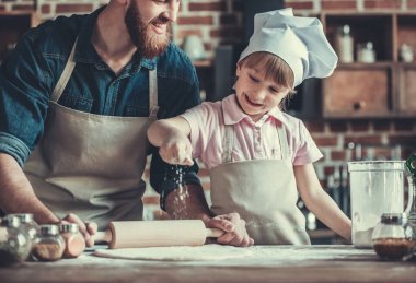 Baba ve kızı yemek