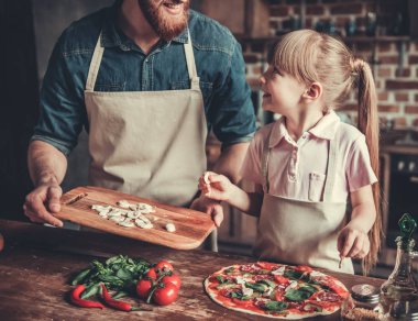 Baba ve kızı yemek