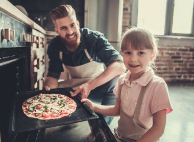 Baba ve kızı yemek