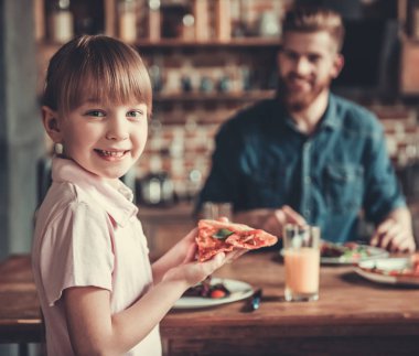 Baba ve kızı yemek