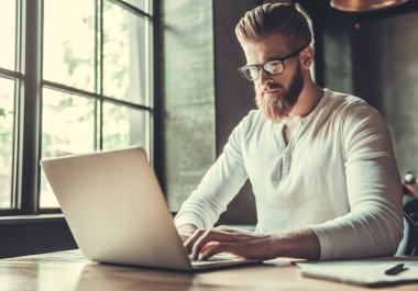 Ofiste çalışırken bir adam