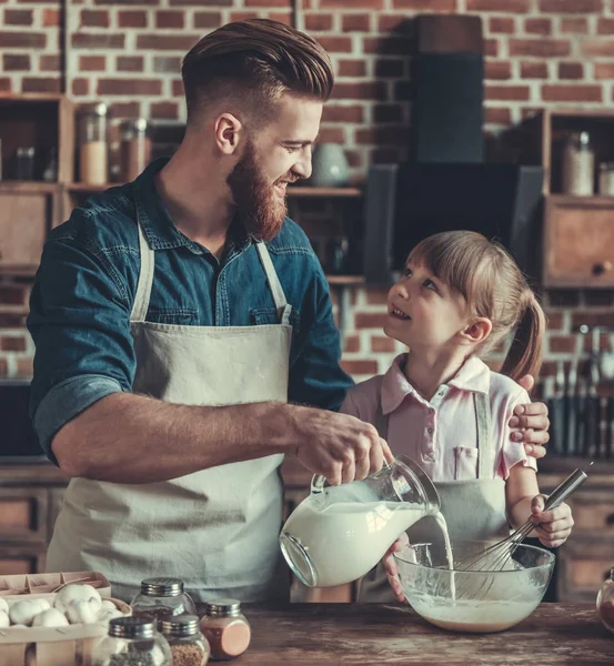 Pappa och dotter matlagning — Stockfoto