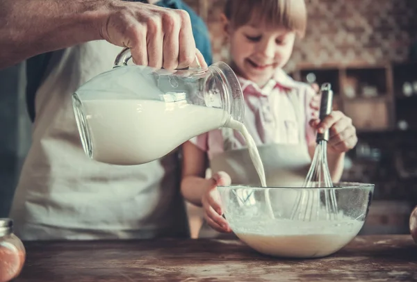 Papá y su hija cocinando — Foto de Stock