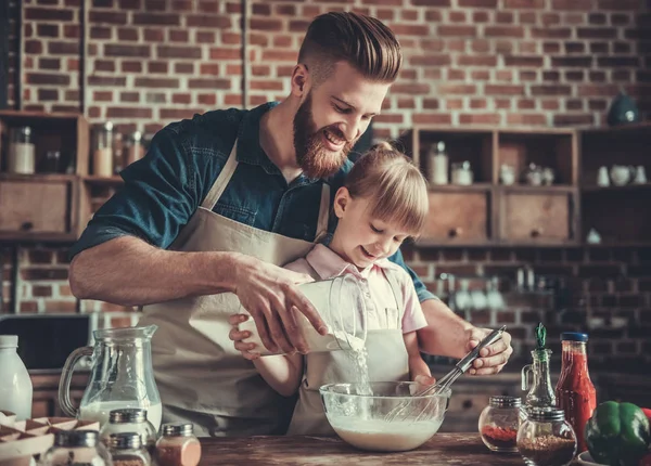 Pappa och dotter matlagning — Stockfoto