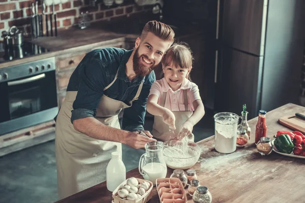 Pappa och dotter matlagning — Stockfoto