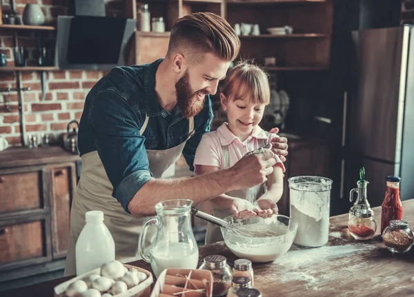 Pappa och dotter matlagning — Stockfoto