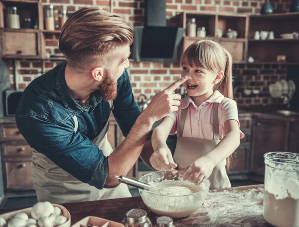 Pappa och dotter matlagning — Stockfoto