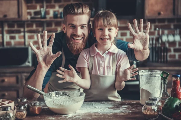 Pappa och dotter matlagning — Stockfoto