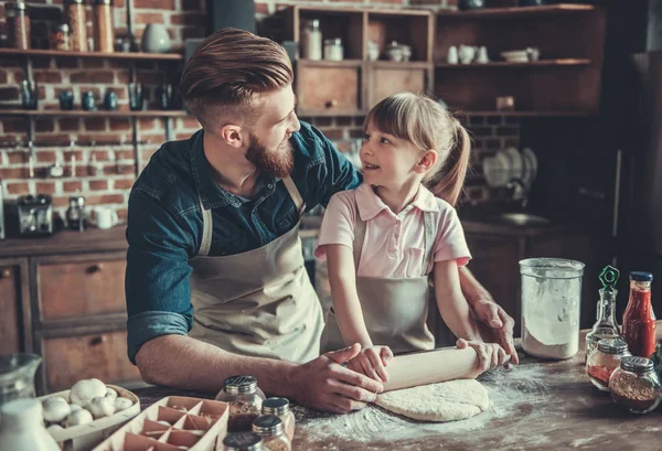 Pappa och dotter matlagning — Stockfoto