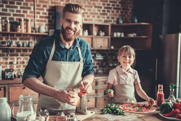 Pappa och dotter matlagning — Stockfoto