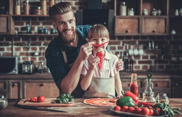 Pappa och dotter matlagning — Stockfoto