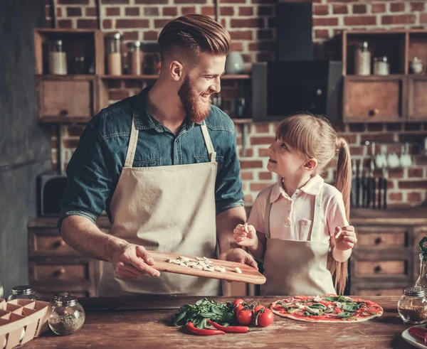 Pappa och dotter matlagning — Stockfoto