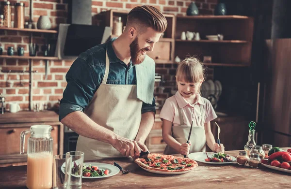 Pappa och dotter matlagning — Stockfoto