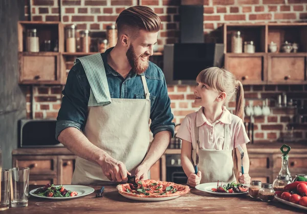 Pappa och dotter matlagning — Stockfoto