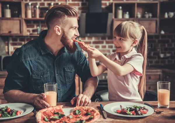 Baba ve kızı yemek — Stok fotoğraf