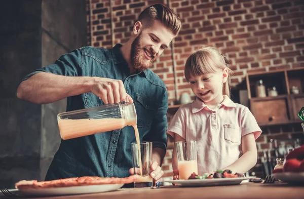 Baba ve kızı yemek — Stok fotoğraf