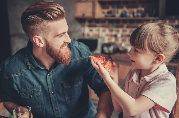 Pappa och dotter matlagning — Stockfoto