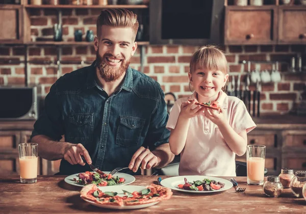 Pappa och dotter matlagning — Stockfoto