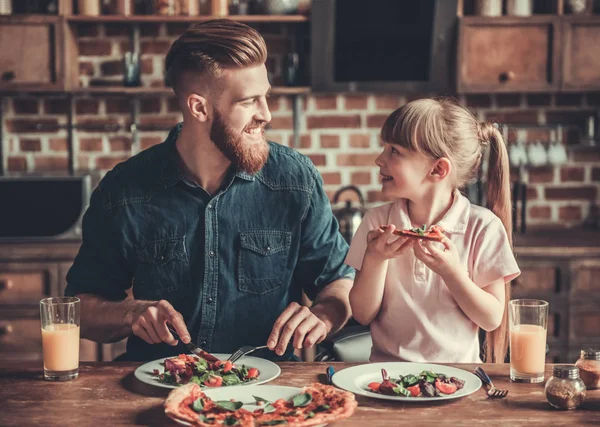 Pappa och dotter matlagning — Stockfoto