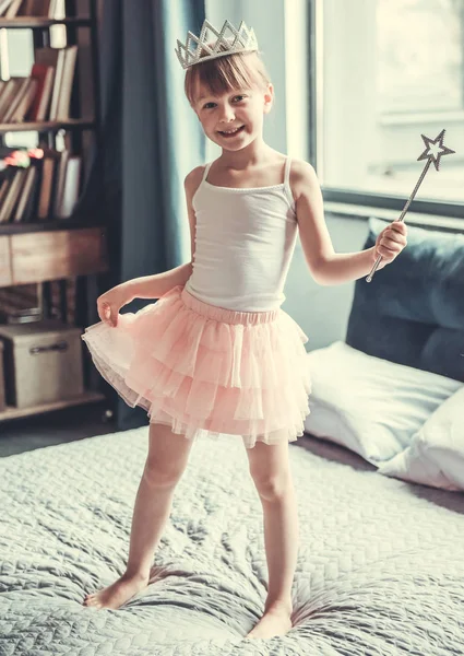Маленькая принцесса в своей комнате — стоковое фото