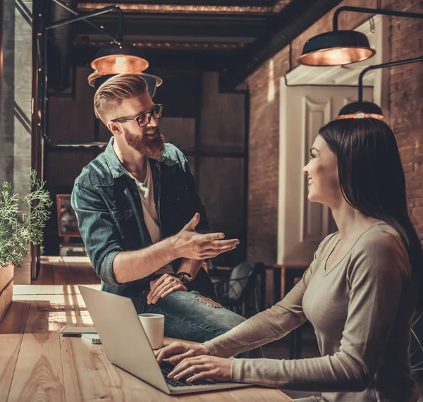 Personnes travaillant dans le bureau — Photo