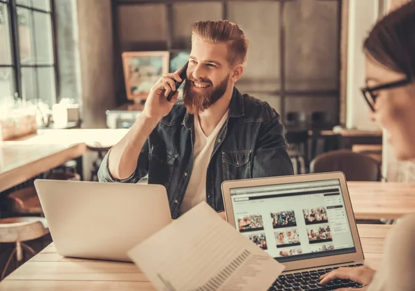 Persone che lavorano in ufficio — Foto Stock