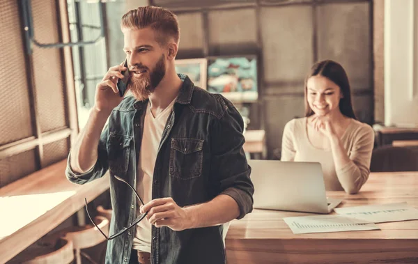 Persone che lavorano in ufficio — Foto Stock