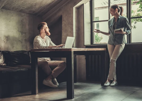 Personas que trabajan en la oficina — Foto de Stock