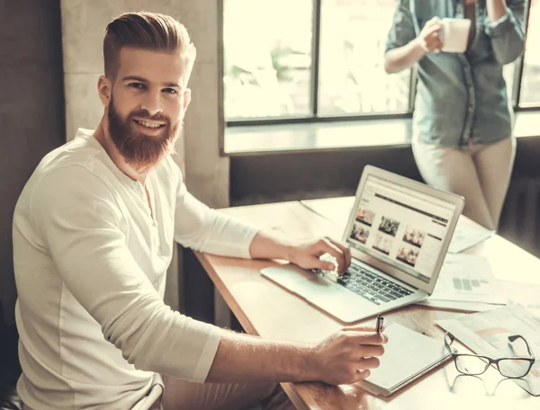 Personas que trabajan en la oficina — Foto de Stock