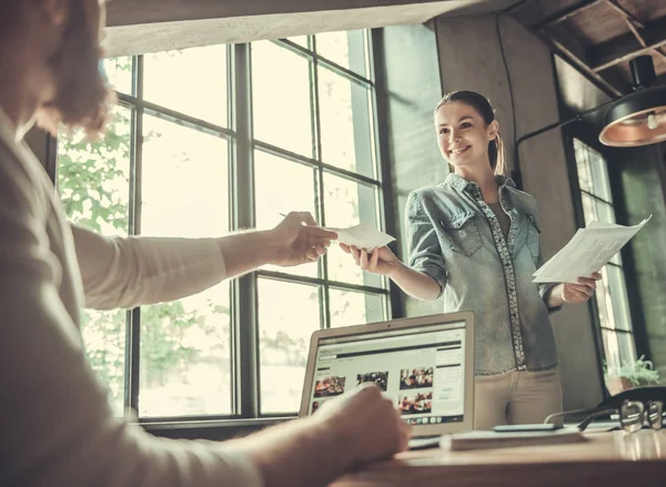 Ofiste çalışanlar.