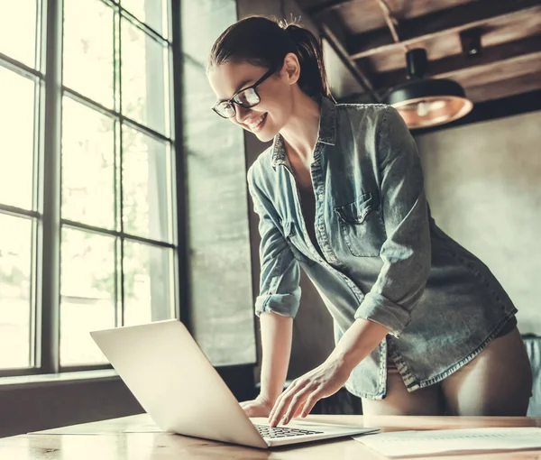 Ragazza mentre lavora in ufficio — Foto Stock