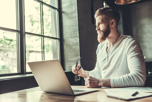 Ofiste çalışırken bir adam