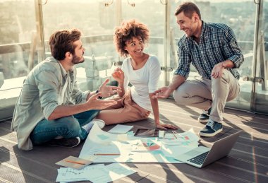 Çalışan genç insanlar